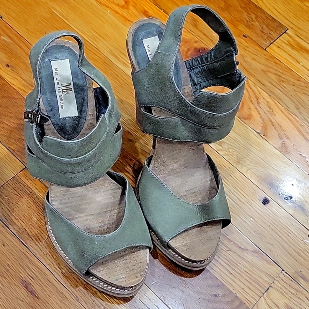 MIA green Limited Edition high-heeled sandals. Size 8.5.